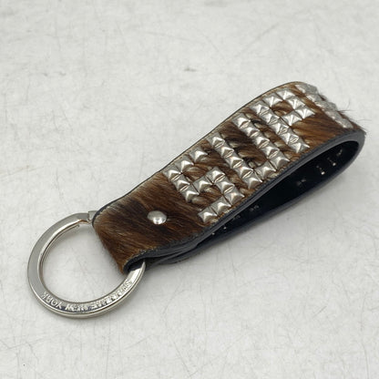 【中古品】【メンズ/レディース】 SUPREME シュプリーム× HOLLYWOOD TRADING COMPANY ハリウッド・トレーディング・カンパニー 23SS HTC STUDDED KEYCHAIN スタッド キーチェーン アクセサリー 192-260915-ya-11-izu カラー：ブラウン×シルバー 万代Net店