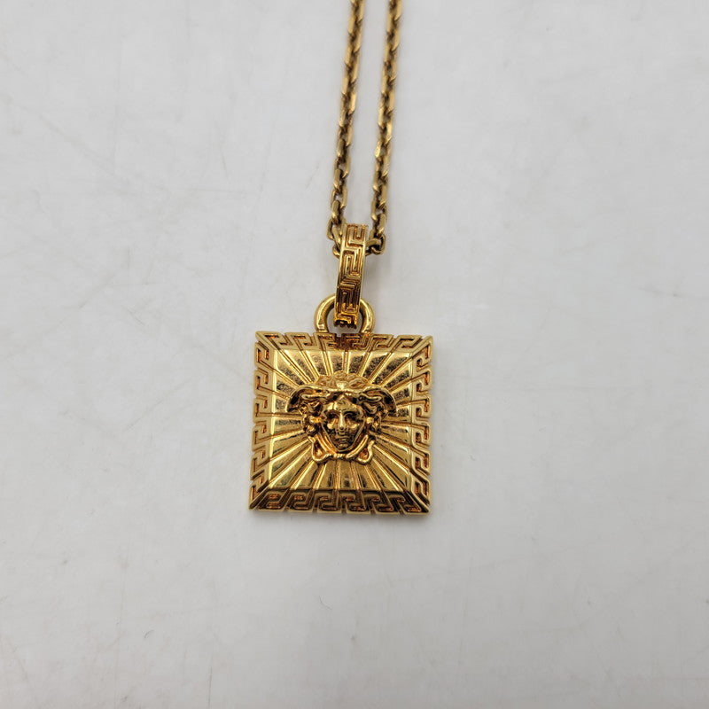 【中古品】【メンズ/レディース】 VERSACE ヴェルサーチ MEDUSA SQUARE NECKLACE メドゥーサ スクエア ネックレス アクセサリー 182-260927-yn-06-izu カラー：ゴールド 万代Net店