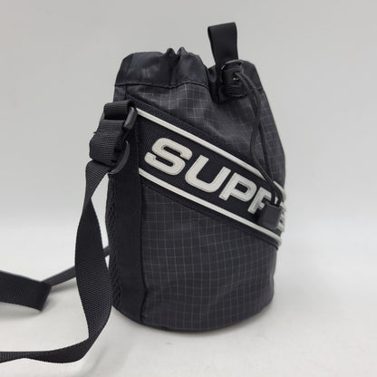 【中古品】【メンズ/レディース】 SUPREME シュプリーム 23AW SMALL CINCH POUCH スモール シンチ ポーチ カバン 鞄 188-260924-cs-12-izu カラー：ブラック 万代Net店