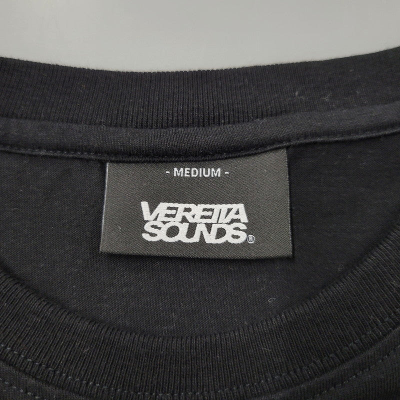 【中古品】【メンズ】 VERETTA SOUNDS FUJI ROCK 2026 IO TEE 半袖Tシャツ 147-260929-as-14-izu サイズ：M カラー：ブラック 万代Net店
