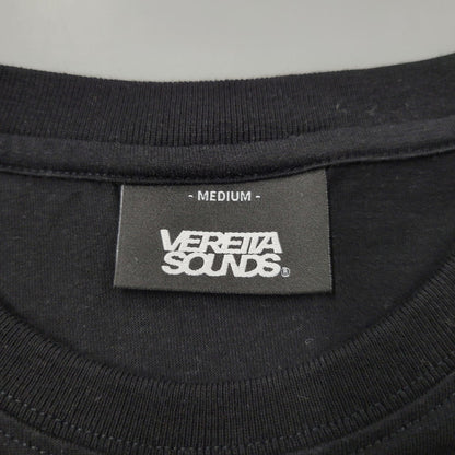 【中古品】【メンズ】 VERETTA SOUNDS FUJI ROCK 2026 IO TEE 半袖Tシャツ 147-260929-as-14-izu サイズ：M カラー：ブラック 万代Net店