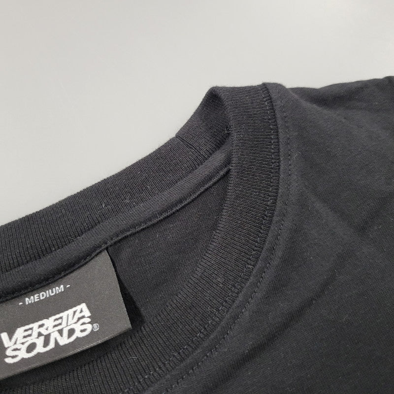 【中古品】【メンズ】 VERETTA SOUNDS FUJI ROCK 2026 IO TEE 半袖Tシャツ 147-260929-as-14-izu サイズ：M カラー：ブラック 万代Net店