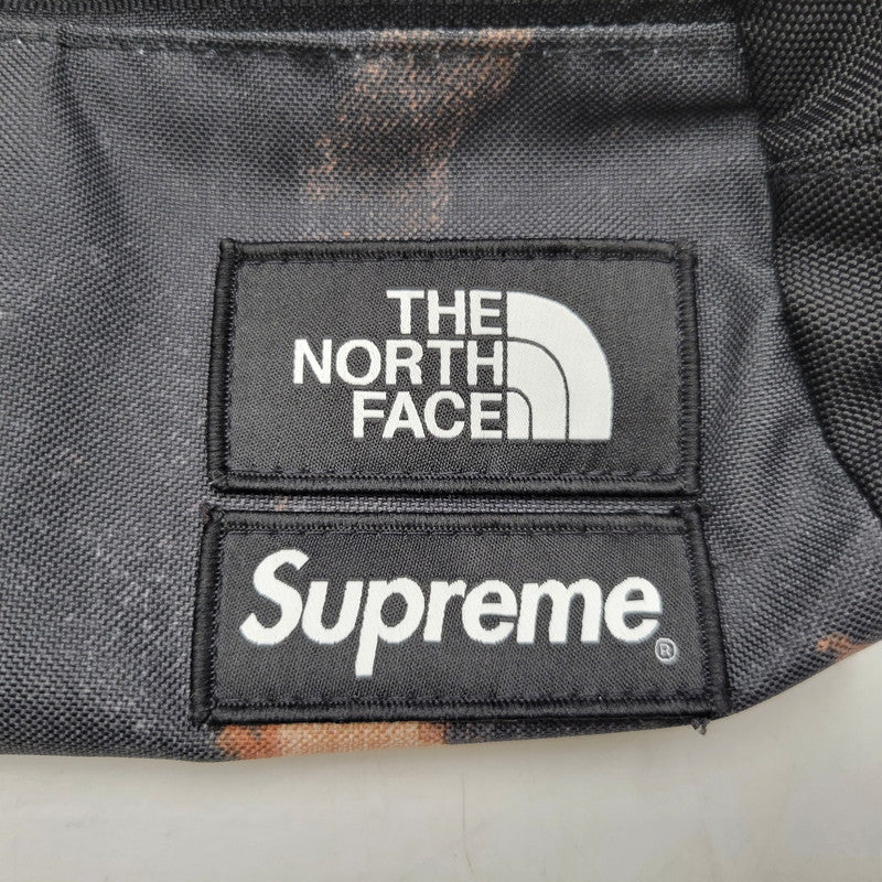 【中古品】【メンズ/レディース】 Supreme シュプリーム × THE NORTH FACE ザ・ノースフェイス BLEACHED DENIM PRINT ROO II NF0A7WOG ブリーチド デニム プリント ルー II バッグ カバン 鞄 188-260927-as-07-izu カラー：マルチカラー 万代Net店