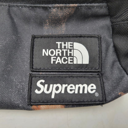【中古品】【メンズ/レディース】 Supreme シュプリーム × THE NORTH FACE ザ・ノースフェイス BLEACHED DENIM PRINT ROO II NF0A7WOG ブリーチド デニム プリント ルー II バッグ カバン 鞄 188-260927-as-07-izu カラー：マルチカラー 万代Net店