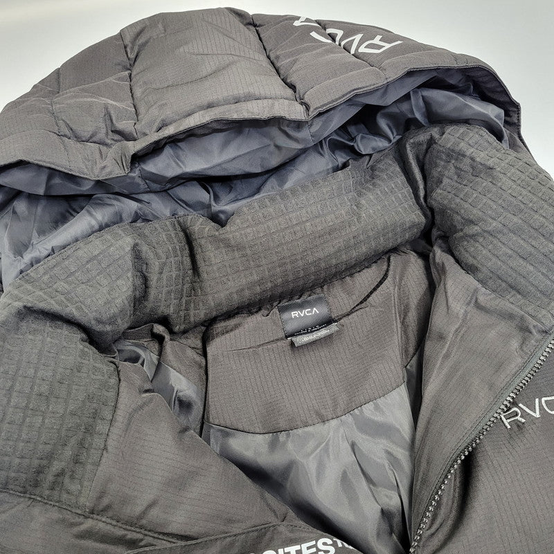 【中古美品】【メンズ】 RVCA ルーカ BF042760 BACK PRINT PUFFER JKT バック プリント パファー ジャケット アウター 142-261005-cs-09-izu サイズ：L カラー：ブラック 万代Net店