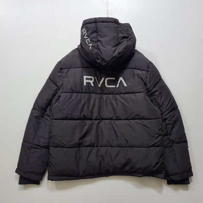 【中古美品】【メンズ】 RVCA ルーカ BF042760 BACK PRINT PUFFER JKT バック プリント パファー ジャケット アウター 142-261005-cs-09-izu サイズ：L カラー：ブラック 万代Net店