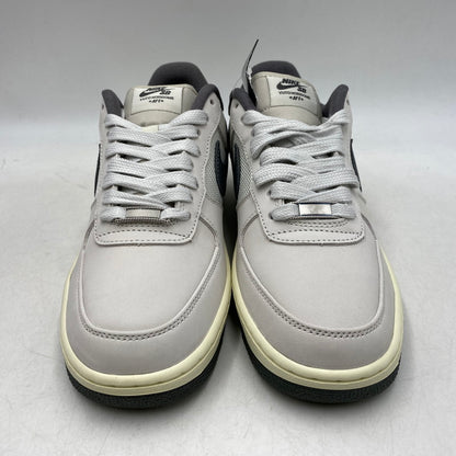 【中古美品】【メンズ/レディース】 NIKE SB ナイキエスビー×YUTO HORIGOME ユウト ホリゴメ IO8439-100 AIR FORCE エア フォース 1 LOW ロウ スニーカー シューズ 靴 160-261006-ya-19-izu サイズ：25.5cm カラー：WHITE/IRON GREY-WHITE 万代Net店