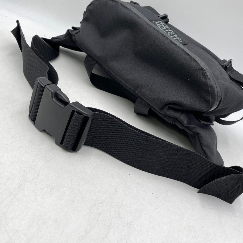 【中古品】【メンズ/レディース】 MYSTERY RANCH ミステリーランチ 299644 IN AND OUT SHOULDER BAG イン アンド アウト ショルダーバッグ カバン 188-261018-ms-25-izu カラー：ブラック 万代Net店