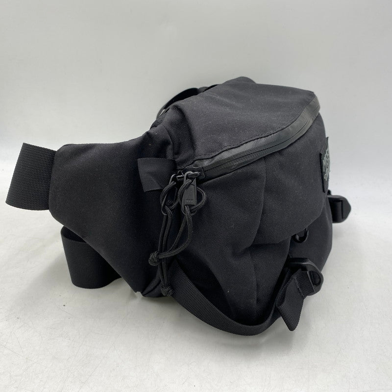 【中古品】【メンズ/レディース】 MYSTERY RANCH ミステリーランチ 299644 IN AND OUT SHOULDER BAG イン アンド アウト ショルダーバッグ カバン 188-261018-ms-25-izu カラー：ブラック 万代Net店