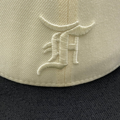 【中古品】【メンズ/レディース】 NEW ERA ニューエラ×ESSENTIALS エッセンシャルズ 59FIFTY LOGO CAP ロゴ キャップ 帽子 185-261017-cs-18-izu サイズ：7 1/4 カラー：ブラック×クリーム 万代Net店