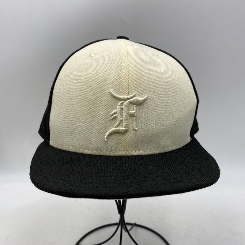 【中古品】【メンズ/レディース】 NEW ERA ニューエラ×ESSENTIALS エッセンシャルズ 59FIFTY LOGO CAP ロゴ キャップ 帽子 185-261017-cs-18-izu サイズ：7 1/4 カラー：ブラック×クリーム 万代Net店