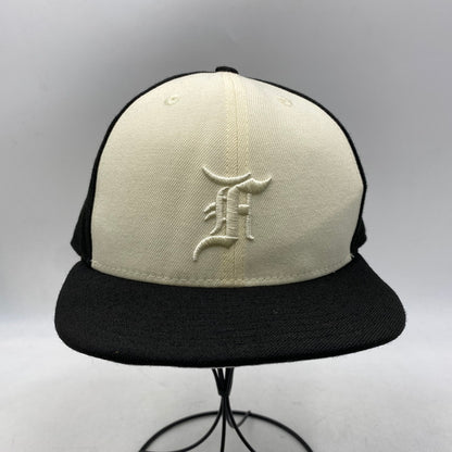 【中古品】【メンズ/レディース】 NEW ERA ニューエラ×ESSENTIALS エッセンシャルズ 59FIFTY LOGO CAP ロゴ キャップ 帽子 185-261017-cs-18-izu サイズ：7 1/4 カラー：ブラック×クリーム 万代Net店