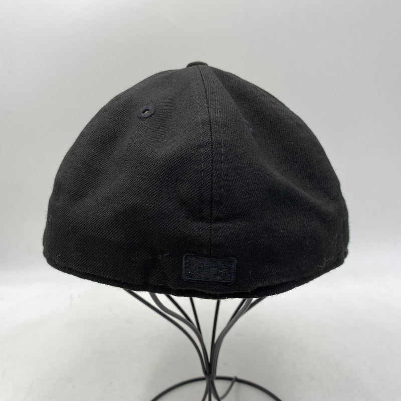 【中古品】【メンズ/レディース】 NEW ERA ニューエラ×ESSENTIALS エッセンシャルズ 59FIFTY LOGO CAP ロゴ キャップ 帽子 185-261017-cs-18-izu サイズ：7 1/4 カラー：ブラック×クリーム 万代Net店