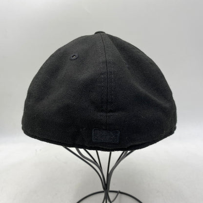【中古品】【メンズ/レディース】 NEW ERA ニューエラ×ESSENTIALS エッセンシャルズ 59FIFTY LOGO CAP ロゴ キャップ 帽子 185-261017-cs-18-izu サイズ：7 1/4 カラー：ブラック×クリーム 万代Net店