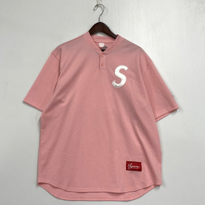 【中古品】【メンズ】 SUPREME シュプリーム 25SS S LOGO BASEBALL HENLEY ロゴ ベースボール ヘンリー トップス 半袖 149-261015-ya-05-izu サイズ：M カラー：ピンク 万代Net店