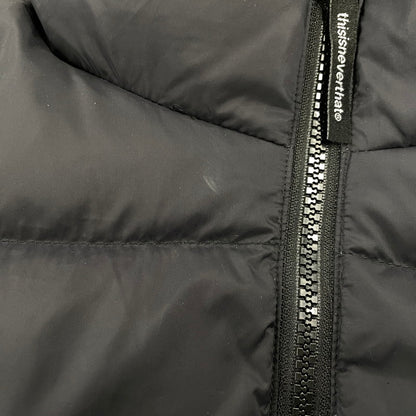 【中古品】【メンズ】 THISISNEVERTHAT ディスイズネバーザット LOGO DOWN JACKET ロゴ ダウン ジャケット アウター 140-261015-cs-05-izu サイズ：L カラー：ブラック 万代Net店
