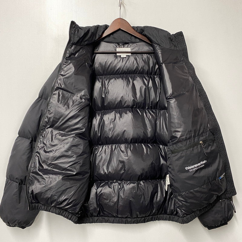 【中古品】【メンズ】 THISISNEVERTHAT ディスイズネバーザット LOGO DOWN JACKET ロゴ ダウン ジャケット アウター 140-261015-cs-05-izu サイズ：L カラー：ブラック 万代Net店