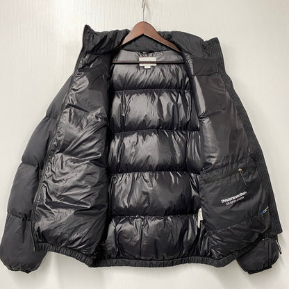 【中古品】【メンズ】 THISISNEVERTHAT ディスイズネバーザット LOGO DOWN JACKET ロゴ ダウン ジャケット アウター 140-261015-cs-05-izu サイズ：L カラー：ブラック 万代Net店