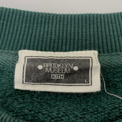 【中古品】【メンズ】 KITH キス × BROOKLYN MUSEUM ブルックリンミュージアム COLLEGE NELSON CREWNECK カレッジ ネルソン クルーネック スウェット シャツ トップス 長袖 142-261017-sm-12-izu サイズ：下記参照 カラー：グリーン 万代Net店