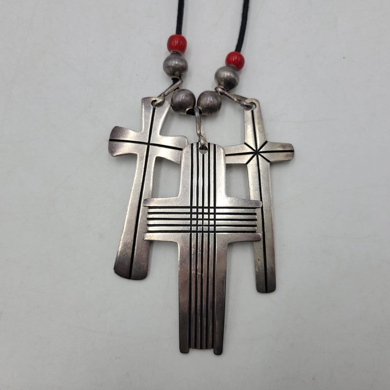 【中古品】【メンズ/レディース】 CIPPY CRAZY HORSE シッピークレイジーホース STERLING TRIPLE CROSS NECKLACE スターリング トリプル クロス ネックレス アクセサリー 191-261019-yn-05-izu カラー：シルバー×ブラック 万代Net店