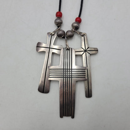 【中古品】【メンズ/レディース】 CIPPY CRAZY HORSE シッピークレイジーホース STERLING TRIPLE CROSS NECKLACE スターリング トリプル クロス ネックレス アクセサリー 191-261019-yn-05-izu カラー：シルバー×ブラック 万代Net店