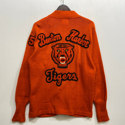 【現状渡し品】【メンズ】 VENUS KNITTING MILLS ヴィーナス ニッティング ミルズ WOOL LETTERED CARDIGAN ウール レタード カーディガン トップス 長袖 146-261024-ms-06-izu サイズ：40 カラー：オレンジ 万代Net店