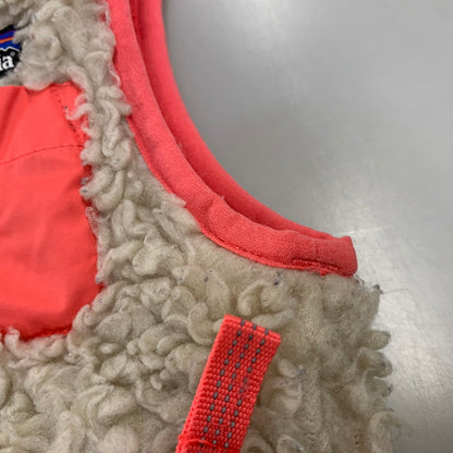 【中古品】【キッズ】 PATAGONIA パタゴニア 61035FA16 BABY RETRO-X VEST ベビー レトロX ベスト アウター 173-261026-yn-12-izu サイズ：12-18M カラー：ベージュ/ピンク 万代Net店