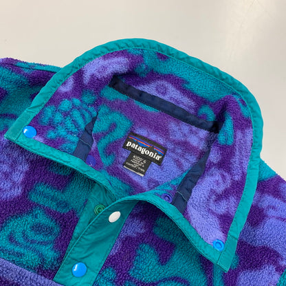 【中古品】【キッズ】 PATAGONIA パタゴニア USA製 MONSTER PATTERN SYNCHILLA SNAP T モンスター パターン シンチラ スナップT アウター 173-261022-yn-04-izu サイズ：KID'S6 カラー：マルチ 万代Net店