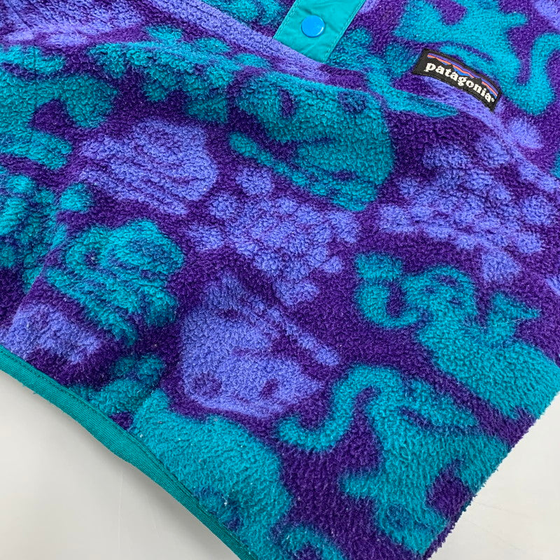 【中古品】【キッズ】 PATAGONIA パタゴニア USA製 MONSTER PATTERN SYNCHILLA SNAP T モンスター パターン シンチラ スナップT アウター 173-261022-yn-04-izu サイズ：KID'S6 カラー：マルチ 万代Net店