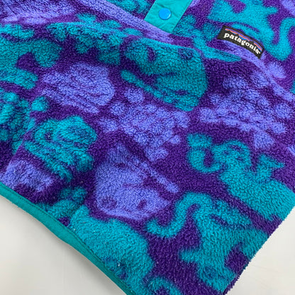 【中古品】【キッズ】 PATAGONIA パタゴニア USA製 MONSTER PATTERN SYNCHILLA SNAP T モンスター パターン シンチラ スナップT アウター 173-261022-yn-04-izu サイズ：KID'S6 カラー：マルチ 万代Net店
