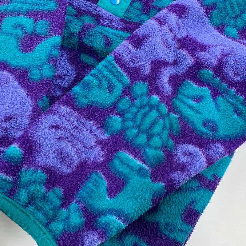 【中古品】【キッズ】 PATAGONIA パタゴニア USA製 MONSTER PATTERN SYNCHILLA SNAP T モンスター パターン シンチラ スナップT アウター 173-261022-yn-04-izu サイズ：KID'S6 カラー：マルチ 万代Net店