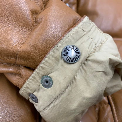 【中古品】【メンズ】 A BATHING APE アベイシングエイプ LEATHER CLASSIC DOWN JACKET レザー ダウン ジャケット アウター 142-261028-kh-11-izu サイズ：M カラー：ブラウン 万代Net店