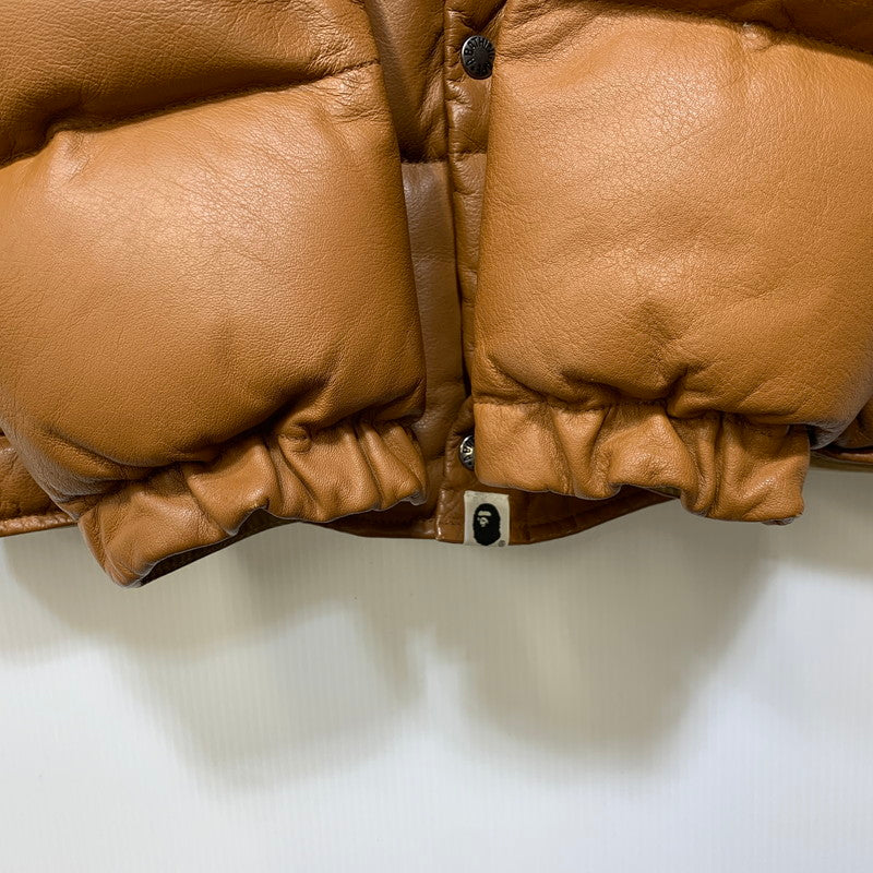 【中古品】【メンズ】 A BATHING APE アベイシングエイプ LEATHER CLASSIC DOWN JACKET レザー ダウン ジャケット アウター 142-261028-kh-11-izu サイズ：M カラー：ブラウン 万代Net店