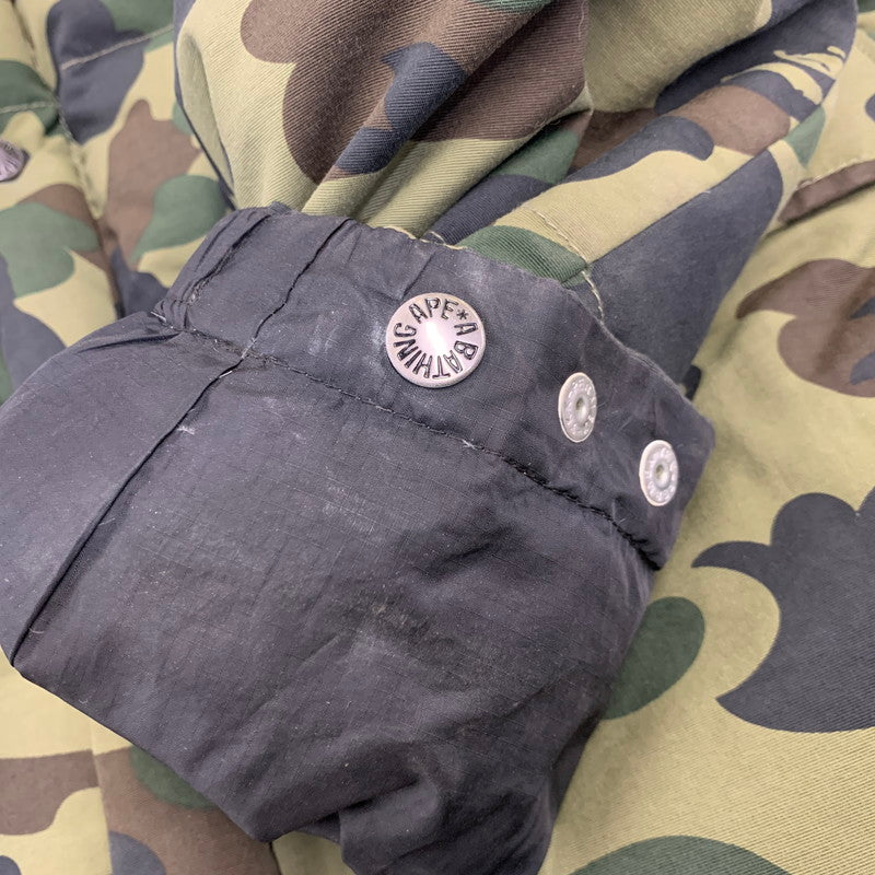 【中古品】【メンズ】 A BATHING APE アベイシングエイプ 001HJA801008X 1ST CAMO DOWN JACKET カモ ダウン ジャケット アウター 142-261028-kh-10-izu サイズ：M カラー：マルチ 万代Net店