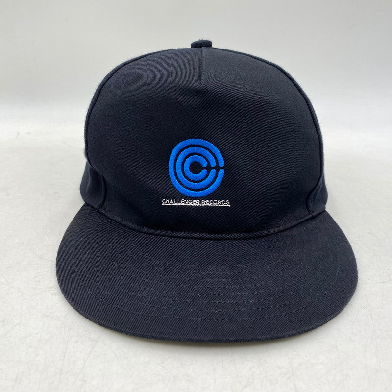 【中古品】【メンズ/レディース】 CHALLENGER チャレンジャー RECORDS CAP レコーズ キャップ 帽子 185-261028-cs-05-izu サイズ：F カラー：ブラック 万代Net店
