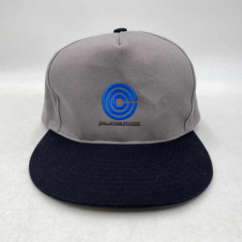 【中古品】【メンズ/レディース】 CHALLENGER チャレンジャー RECORDS CAP レコーズ キャップ 帽子 185-261028-cs-01-izu サイズ：F カラー：グレー×ブラック 万代Net店