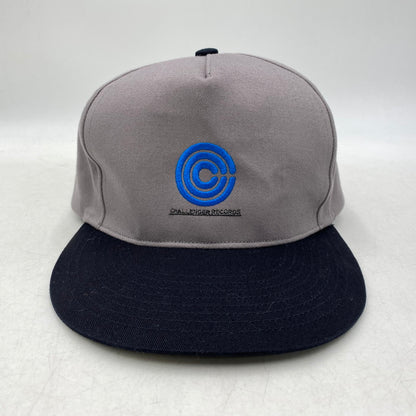 【中古品】【メンズ/レディース】 CHALLENGER チャレンジャー RECORDS CAP レコーズ キャップ 帽子 185-261028-cs-01-izu サイズ：F カラー：グレー×ブラック 万代Net店