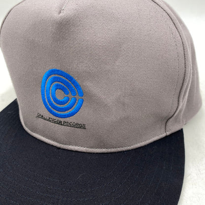 【中古品】【メンズ/レディース】 CHALLENGER チャレンジャー RECORDS CAP レコーズ キャップ 帽子 185-261028-cs-01-izu サイズ：F カラー：グレー×ブラック 万代Net店