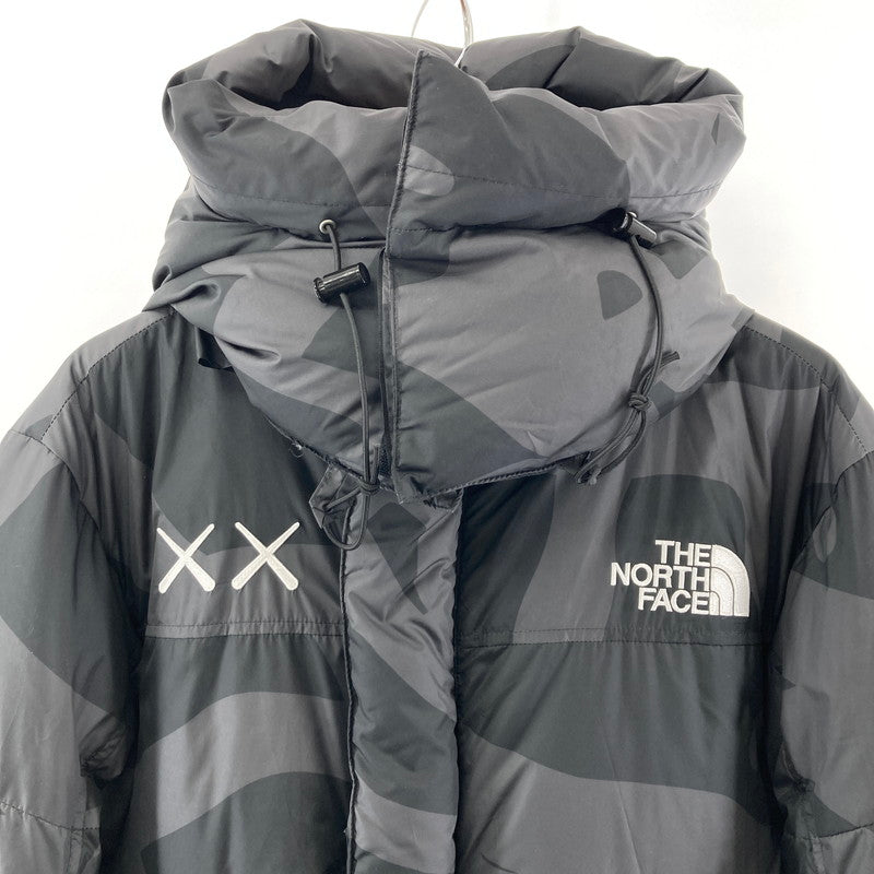 【中古品】【メンズ】 THE NORTH FACE ザ・ノースフェイス KAWS RETRO 1994 HIMALAYAN PARKA カウズ レトロ ヒマラヤンパーカー ダウンジャケット コラボ  NF0A7WLT7H41 144-250126-nm-01-fuz サイズ：S カラー：ブラック 黒 万代Net店