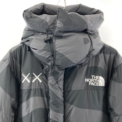 【中古品】【メンズ】 THE NORTH FACE ザ・ノースフェイス KAWS RETRO 1994 HIMALAYAN PARKA カウズ レトロ ヒマラヤンパーカー ダウンジャケット コラボ  NF0A7WLT7H41 144-250126-nm-01-fuz サイズ：S カラー：ブラック 黒 万代Net店