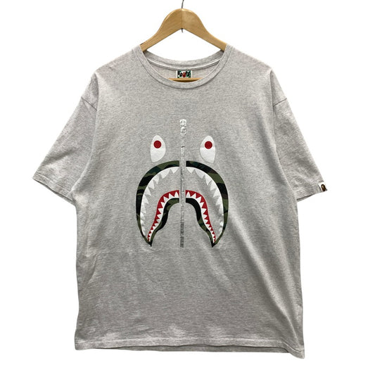 【中古品】【メンズ】 A BATHING APE アベイシングエイプ CAMO SIDE SHARK TEE 半袖Tシャツ カットソー トップス ブランド 古着 142-250215-gm-10-fuz サイズ：3XL カラー：グレー 万代Net店