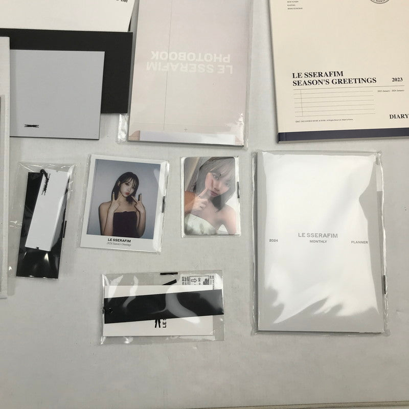 【中古品】 LE SSERAFIM 2024 SEASON’S GREETINGS シーグリ トレカ ポスカ チェキ風カード抜けなし 2023シーグリカレンダーPHOTOBOOK付 087-260108-io-22-fuz 万代Net店
