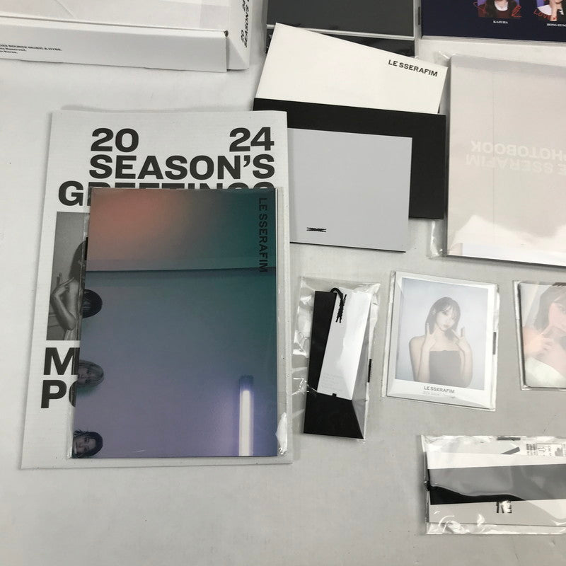 【中古品】 LE SSERAFIM 2024 SEASON’S GREETINGS シーグリ トレカ ポスカ チェキ風カード抜けなし 2023シーグリカレンダーPHOTOBOOK付 087-260108-io-22-fuz 万代Net店
