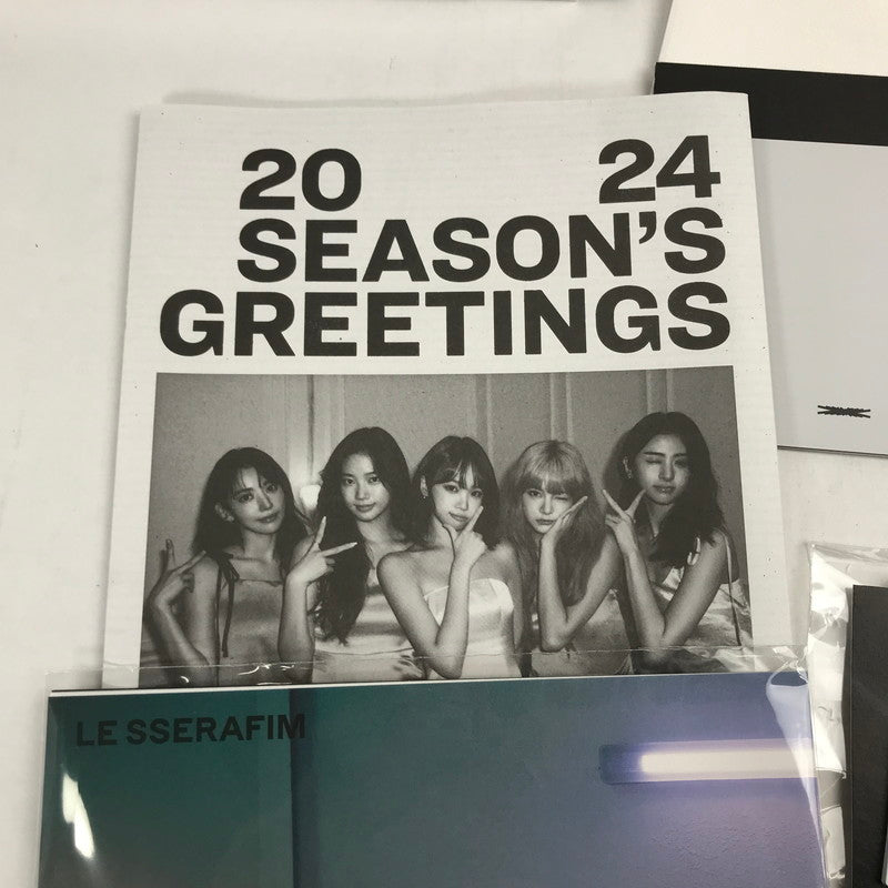 【中古品】 LE SSERAFIM 2024 SEASON’S GREETINGS シーグリ トレカ ポスカ チェキ風カード抜けなし 2023シーグリカレンダーPHOTOBOOK付 087-260108-io-22-fuz 万代Net店