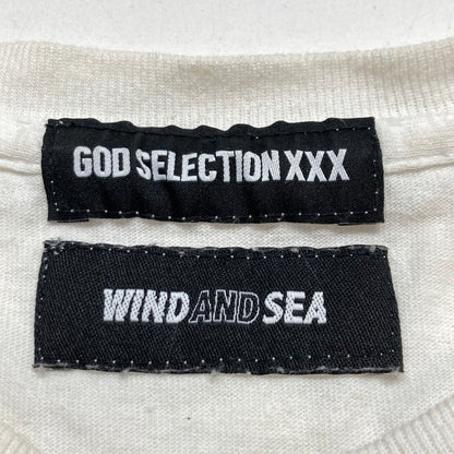 【中古品】【メンズ】 WINDANDSEA×GOD SELECTION XXX LOGO T-SHIRT ウィンダンシー ゴッドセレクション トリプルエックス Tシャツ 半袖 トップス 古着 142-250618-mh-02-fuz サイズ：不明 カラー：ホワイト 万代Net店