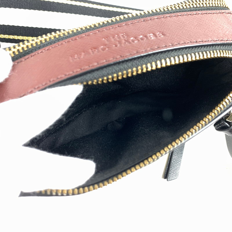 【中古品】【レディース】 MARC JACOBS マークジェイコブス THE SNAPSHOT DTM ザ スナップショット カバン バッグ かばん 鞄 ショルダーバッグ BLACK/RED ※汚れ・金属部スレキズあり 180-260830-io-02-fuzh カラー：ブラックレッド 万代Net店