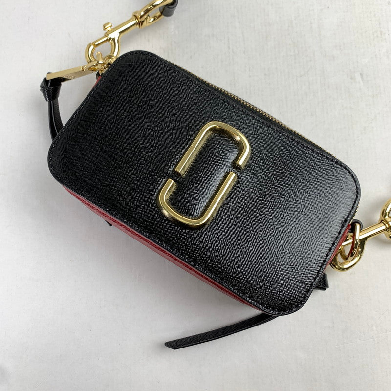 【中古品】【レディース】 MARC JACOBS マークジェイコブス THE SNAPSHOT DTM ザ スナップショット カバン バッグ かばん 鞄 ショルダーバッグ BLACK/RED ※汚れ・金属部スレキズあり 180-260830-io-02-fuzh カラー：ブラックレッド 万代Net店