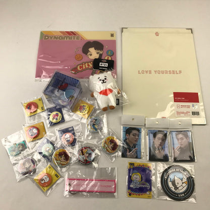 【中古品】 BTS グッズ 防弾少年団 SUGA プレミアムフォト テテ アクリルルーミー ジン マスコットキーホルダー 缶バッチ トレカ 084-251211-io-03-fuz 万代Net店