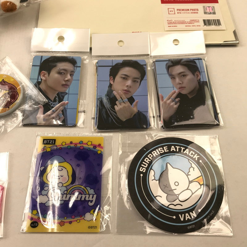 【中古品】 BTS グッズ 防弾少年団 SUGA プレミアムフォト テテ アクリルルーミー ジン マスコットキーホルダー 缶バッチ トレカ 084-251211-io-03-fuz 万代Net店