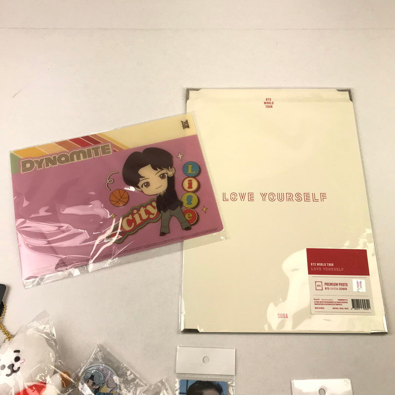 【中古品】 BTS グッズ 防弾少年団 SUGA プレミアムフォト テテ アクリルルーミー ジン マスコットキーホルダー 缶バッチ トレカ 084-251211-io-03-fuz 万代Net店